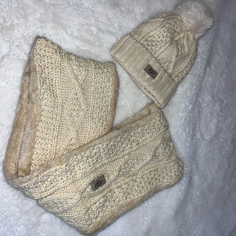 ❄️❄️❄️UGG HAT AND SCARF SET❄️❄️❄️